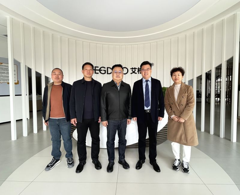 鶴壁市山城區(qū)副區(qū)長(zhǎng)直文峰一行到訪(fǎng)艾格多集團(tuán)總部考察交流